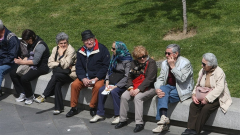Varios pensionistas sentados al sol. E.P.