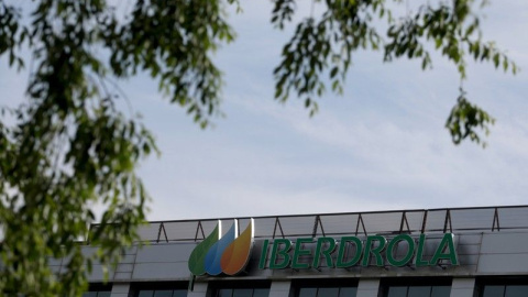 El logo de Iberdrola en su sede en Madrid. REUTERS/Sergio Pérez