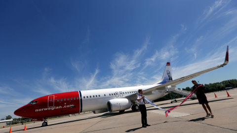 Un avión de la aerolínea Norwegian permanece en el aeropuerto de Buenos Aires, Argentina. REUTERS/Marcos Brindicci