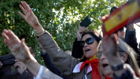 Franquistes a l'accés del cementiri de Mingorrubio durant les protestes per l'exhumació del dictador. EFE