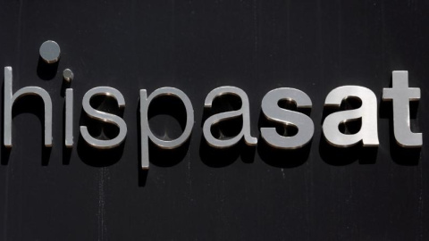 El logo de Hispasat en las afueras de su sede en Madrid. REUTERS/Sergio Perez