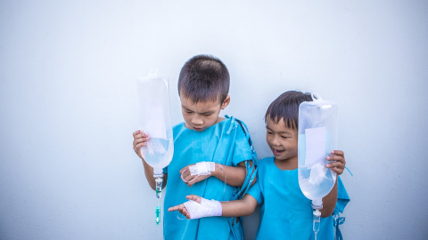 Unos niños juegan en el hospital. Foto: Pixabay