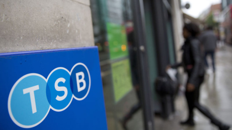 Una mujer entra en una sucursal del banco TSB en Londres. REUTERS/Neil Hall