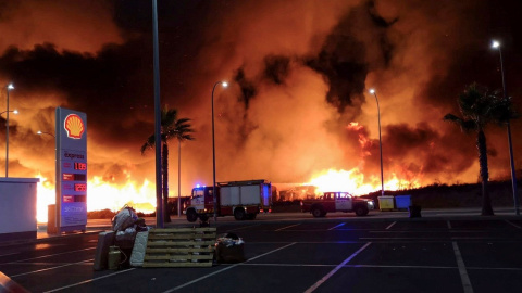 14/10/2019 - Imagen de las llamas producidas por el incendio que se ha originado poco antes de las diez de la noche en el asentamiento de inmigrantes ubicado junto al cementerio de Lepe, y que ha obligado a desalojarlo por completo. EFE/Jul