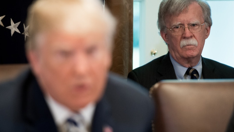 John Bolton, asesor para la seguridad nacional de Estados Unidos mira a Donald Trump. / AFP - SAUL LOEB