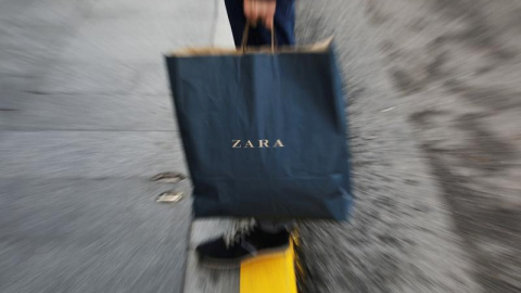 Un hombre sostiene una bolsa de Zara, la principal enseña de Inditex, en el centro de Madrid. REUTERS/Susana Vera