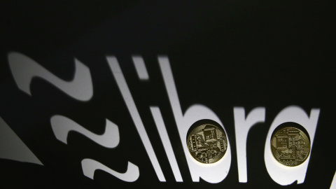 La sombra de un logotipo de Libra, la criptomoneda de Facebook, impreso en 3D. REUTERS / Dado Ruvic