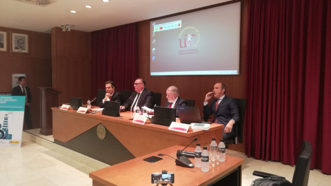 El ex ministro, Jaime Mayor Oreja (2d), y el diputado de Vox y catedrático de Filosofía del Derecho, Francisco José Contreras Peláez (d), en el acto en la Universidad de Sevilla. S.F.R.