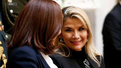 La presidenta interina de Bolivia, Jeanine Áñez, a la izquierda de la imagen, conversa con la ministra de Asuntos Exteriores durante un acto en La Paz. (REUTERS)