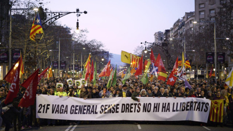 La manifestació que s'ha fet a la tarda a Barcelona per culminar la vaga general del 21-F. JOEL KASHILA