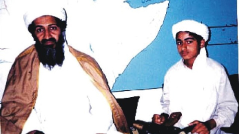 Usama bin Laden junto a su hijo Hamza.-EUROPA PRESS