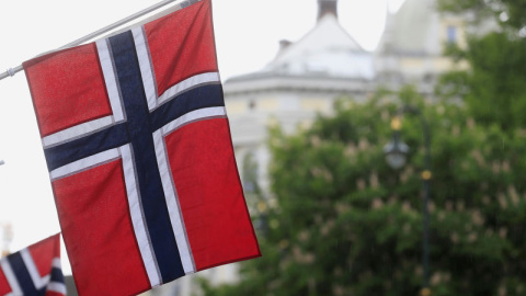 Las banderas noruegas ondean en la calle Karl Johans en Oslo. REUTERS/Ints Kalnins