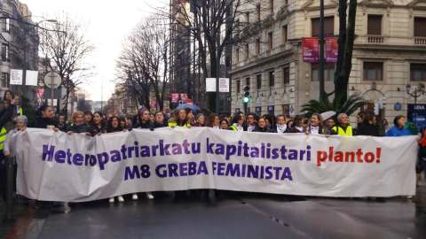 Manifestantes recorren las calles de Bilbao con motivo de la huelga feminista del 8-M. | Europa Press
