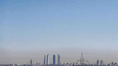 1/1/2019.- La calidad del aire de la ciudad de Madrid mejoró en 2018 al disminuir los niveles de dióxido de nitrógeno (NO2), los más bajos de los últimos cuatro años, mientras que el ozono (O3) troposférico, el otro contaminante que supone