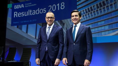 El nuevo presidente de BBVA, Carlos Torres (d), y el flamante consejero delegado, el turco Onur Genç, durante la rueda de prensa con motivo de la presentación de los resultados de 2018. EFE/Emilio Naranjo