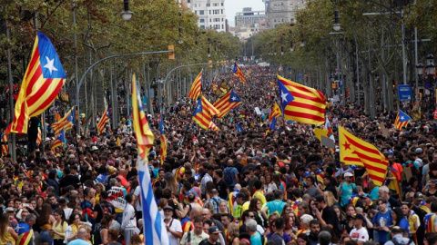 La manifestació central de la vaga general ha omplert el Passeig de Gràcia. EFE / ALEJANDRO GARCÍA