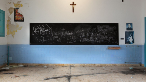 Un aula abandonada en Tortosa. Imagen de archivo.