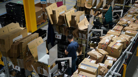 Los trabajadores del centro logístico de Amazon en Sutton Coldfield (Reino Unido) preparan pedidos antes del Black Friday, a 21 de noviembre de 2024. Los trabajadores del centro logístico de Amazon en Sutton Coldfield (Reino Unido) preparan pedidos antes del Black Friday, a 21 de noviembre de 2024.