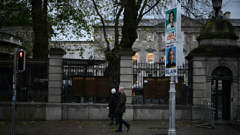 Una fotografía que muestra los carteles de campaña de Mary Lou McDonald, candidata del partido Sinn Fein (arriba) y Emma Blain, candidata del partido Fine Gael (abajo), exhibidos en las calles del centro de la ciudad de Dublín. frente al ed Una fotografía que muestra los carteles de campaña de Mary Lou McDonald, candidata del partido Sinn Fein (arriba) y Emma Blain, candidata del partido Fine Gael (abajo), exhibidos en las calles del centro de la ciudad de Dublín. frente al ed