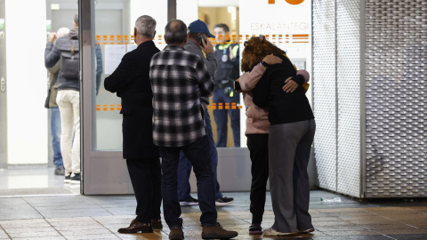 Unas vecinas se abrazan tras conocer que una mujer ha sido asesinada este sábado en una vivienda de Pasaia (Gipuzkoa), a 30 de noviembre de 2024. Unas vecinas se abrazan tras conocer que una mujer ha sido asesinada este sábado en una vivienda de Pasaia (Gipuzkoa), a 30 de noviembre de 2024.