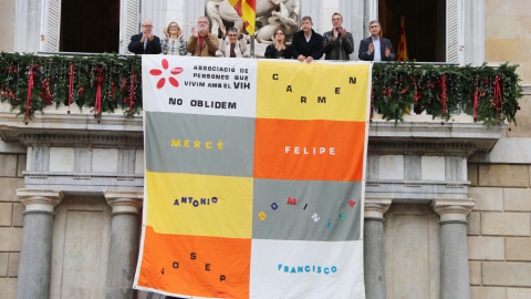 Desplegament del tapís a la façana de la Generalitat amb motiu del Dia Mundial de la Sida. Desplegament del tapís a la façana de la Generalitat amb motiu del Dia Mundial de la Sida.