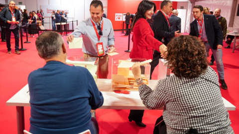 Delegados de PSOE ejercen su derecho al voto en el 41 Congreso Federal. Delegados de PSOE ejercen su derecho al voto en el 41 Congreso Federal.