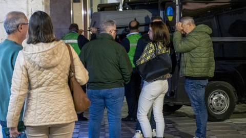 Vecinos y familiares de las dos víctimas mortales de un incendio en Jaén se consuelan en el momento en que trasladan los cuerpos, a 1 de diciembre de 2024. Vecinos y familiares de las dos víctimas mortales de un incendio en Jaén se consuelan en el momento en que trasladan los cuerpos, a 1 de diciembre de 2024.