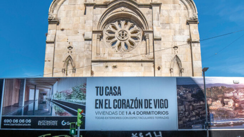 2/12/24 Dos personas cruzan un paso de cebre frente al cartel de una promoción inmobiliaria en Vigo 2/12/24 Dos personas cruzan un paso de cebre frente al cartel de una promoción inmobiliaria en Vigo