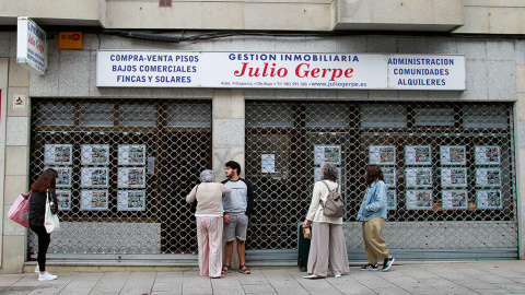 2/12/24 Varias personas, frente a una inmobiliaria en Santiago. 2/12/24 Varias personas, frente a una inmobiliaria en Santiago.