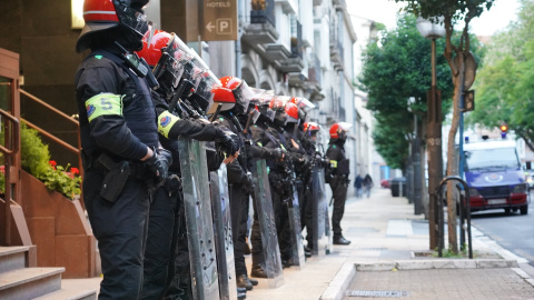Agentes de la Ertzaintza durante un acto electoral de Vox en Vitoria. Agentes de la Ertzaintza durante un acto electoral de Vox en Vitoria.