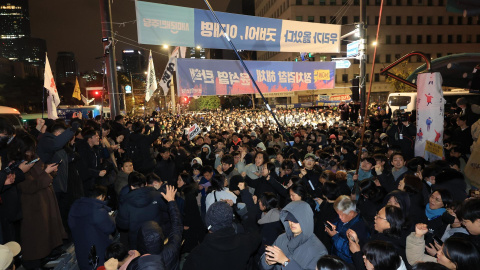 Los manifestantes se reúnen frente a la Asamblea Nacional en Seúl, (Corea del Sur). Los manifestantes se reúnen frente a la Asamblea Nacional en Seúl, (Corea del Sur).