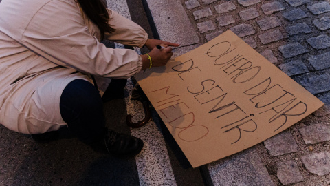 Una mujer pinta un cartel durante la manifestación convocada por el Movimiento Feminista de Madrid por el Día Internacional de la Mujer, a 8 de marzo de 2024, en Madrid (España). Una mujer pinta un cartel durante la manifestación convocada por el Movimiento Feminista de Madrid por el Día Internacional de la Mujer, a 8 de marzo de 2024, en Madrid (España).