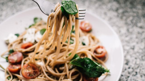 Espaguetis con tomates cherry y albahaca. Foto: Lisa Fotios /Pexels Espaguetis con tomates cherry y albahaca.