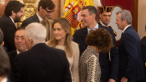 El presidente del Gobierno, Pedro Sánchez, saluda al president de Catalunya, Salvador Illa, y al presidente de la Región de Murcia, Fernando López Miras, este viernes en el Congreso. El presidente del Gobierno, Pedro Sánchez, saluda al president de Catalunya, Salvador Illa, y al presidente de la Región de Murcia, Fernando López Miras, este viernes en el Congreso.