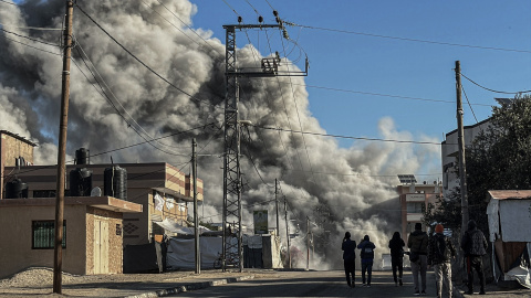 Edificio de apartamentos destruido por un ataque israelí en el campo de refugiados de Nuseirat, en la parte central de la ciudad de Gaza. Edificio de apartamentos destruido por un ataque israelí en el campo de refugiados de Nuseirat, en la parte central de la ciudad de Gaza.