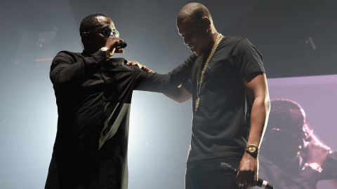 El rapero Jay-Z (izqda.) junto a Sean Combs, también conocido como Puff Daddy, durante una actuación en Los Angeles en mayo de 2016. El rapero Jay-Z (izqda.) junto a Sean Combs, también conocido como Puff Daddy, durante una actuación en Los Angeles en mayo de 2016.