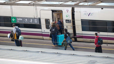 Varios viajeros con maletas en la estación de Puerta de Atocha-Almudena Grandes. Jesús Hellín / Europa Press. Varios viajeros con maletas en la estación de Puerta de Atocha-Almudena Grandes. Jesús Hellín / Europa Press.