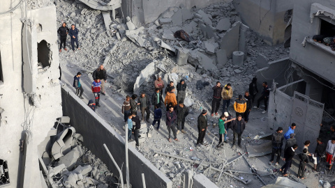Palestinos inspeccionan los escombros de los edificios destruidos tras los ataques aéreos israelíes en el campo de refugiados de Al Nuseirat, en el centro de la Franja de Gaza. Omar Ashtawy/ Europa Press. Palestinos inspeccionan los escombros de los edificios destruidos tras los ataques aéreos israelíes en el campo de refugiados de Al Nuseirat, en el centro de la Franja de Gaza. Omar Ashtawy/ Europa Press.