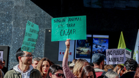 Una mujer sujeta una pancarta de 'Ningún animal es para cazar' en una concentración bajo el lema ‘No a la caza’, en la Plaza de Callao, a 5 de febrero de 2023, en Madrid (España). Una mujer sujeta una pancarta de 'Ningún animal es para cazar' en una concentración bajo el lema ‘No a la caza’, en la Plaza de Callao, a 5 de febrero de 2023, en Madrid (España).