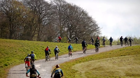 Un grupo de corredores se dirige a la línea de salida en la carrera de enduro en bicicleta de Pedalhounds, cerca de Winchester, a 25 de abril de 2021.