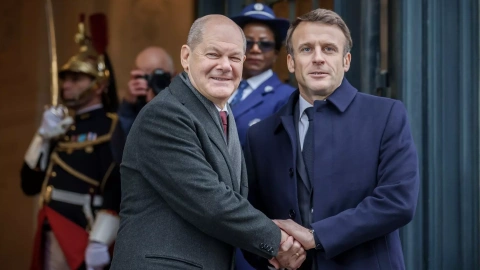 Imagen de Olaf Scholz, primer ministro de Alemania, junto a Emmanuel Macron, presidente de Francia, en enero de 2023.