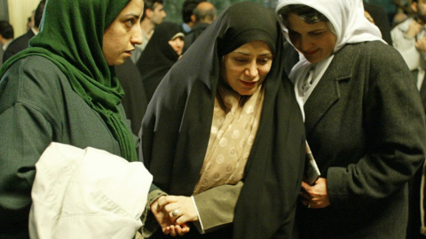 L a política iraní, Fatimah Haqiqatjoo (C), habla con Marziyeh Langeroudi (D), y Narges Mohamadi (I)