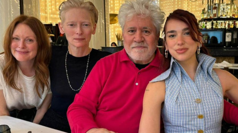Imagen destacada (1) Dua Lipa posa con Almodóvar, Tilda Swinton y Julianne Moore / @AgustinAlmo.