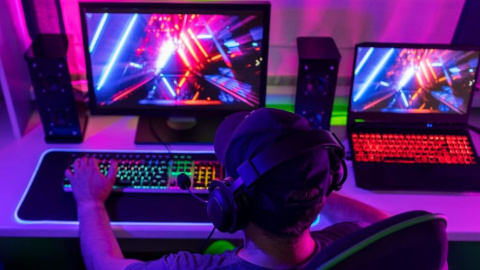 Imagen destacada (1) Algunos creadores de Twitch han dejado la plataforma para empezar a emitir directos en Kick. Foto: pikisuperstar / Freepik.