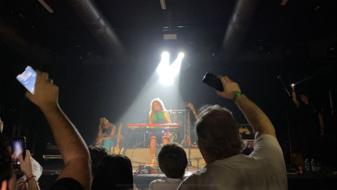 Imagen destacada Magüi, de Ginebras, cantando 'Muchas gracias por venir' en un concierto en Sevilla. Foto: Propia.