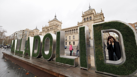 La ministra de Igualdad, Ana Redondo, visita la exposición 'La emoción de los Goya', en la plaza Zorrilla de Valladolid. Foto: Claudia Alba (Europa Press)