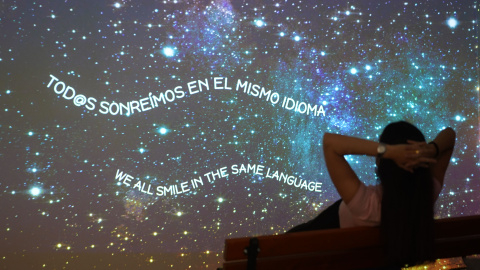 Una mujer contempla las estrellas en el jardín de las sonrisas del Museo de la Felicidad. Foto: MüF Una mujer contempla las estrellas en el jardín de las sonrisas del Museo de la Felicidad. Foto: MüF