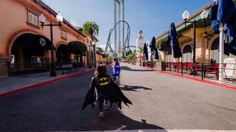 ¡Una niña disfrazada de Batman entra en el Parque Warner, con la atracción Batman Gotham City Escape de fondo. Foto: Instagram Una niña disfrazada de Batman entra en el Parque Warner, con la atracción Batman Gotham City Escape de fondo. Foto: Instagram