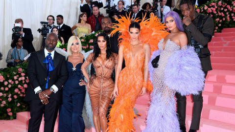 Kris, Kendall y Kylie Jenner, en la gala anual del Museo Metropolitano de Arte de Nueva York de 2019. Foto: Movistar Plus+ Kris, Kendall y Kylie Jenner, en la gala anual del Museo Metropolitano de Arte de Nueva York de 2019. Foto: Movistar Plus+
