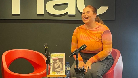 Imagen destacada Mara Jiménez durante la presentación de su libro 'Más yo que nunca' en el Fnac de Callao. Foto: Twitter @Fnac_ESP.